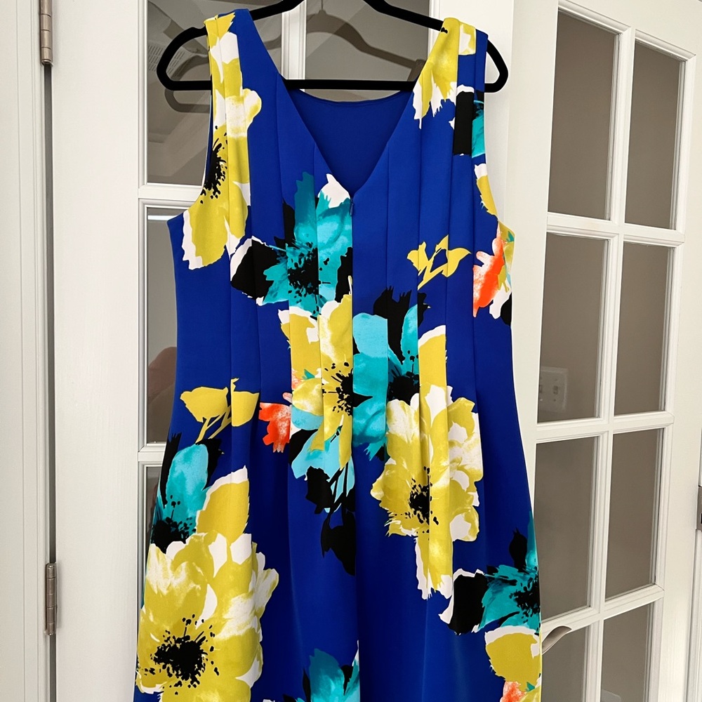 Vince Camuto 16W sleeveless multi color print.